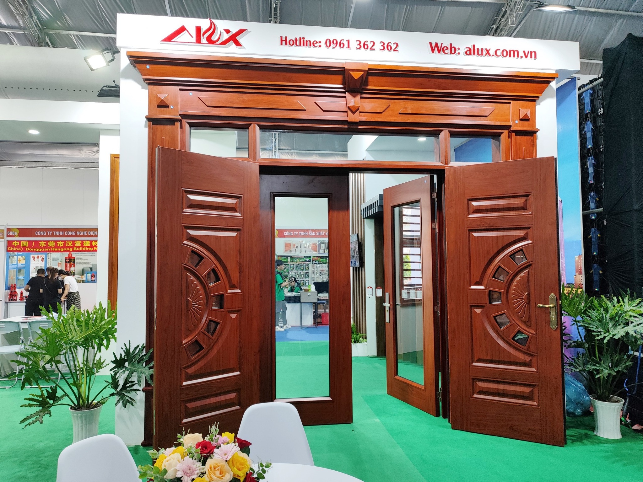 Địa chỉ bán cửa thép vân gỗ tại tp. Hồ Chí Minh