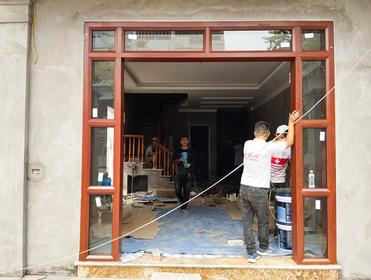 Lắp đặt cửa thép vân gỗ Alux