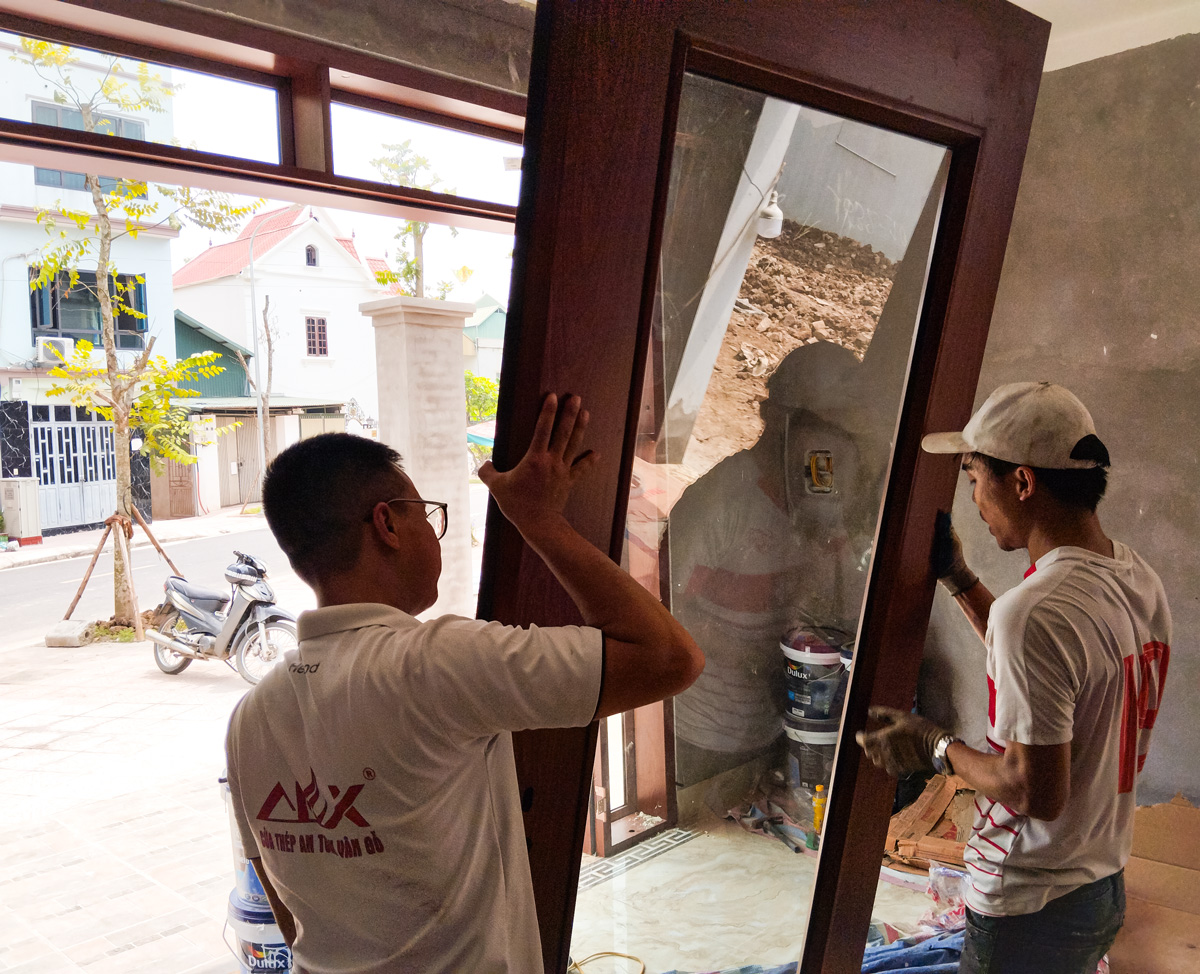 Lắp cánh cửa và căn chỉnh bản lề