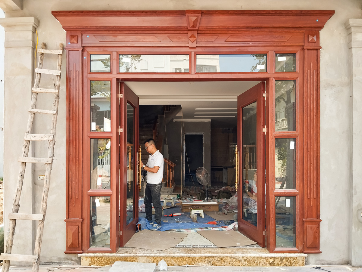 Chi phí lắp đặt cửa thép vân gỗ gồm những khoản nào?