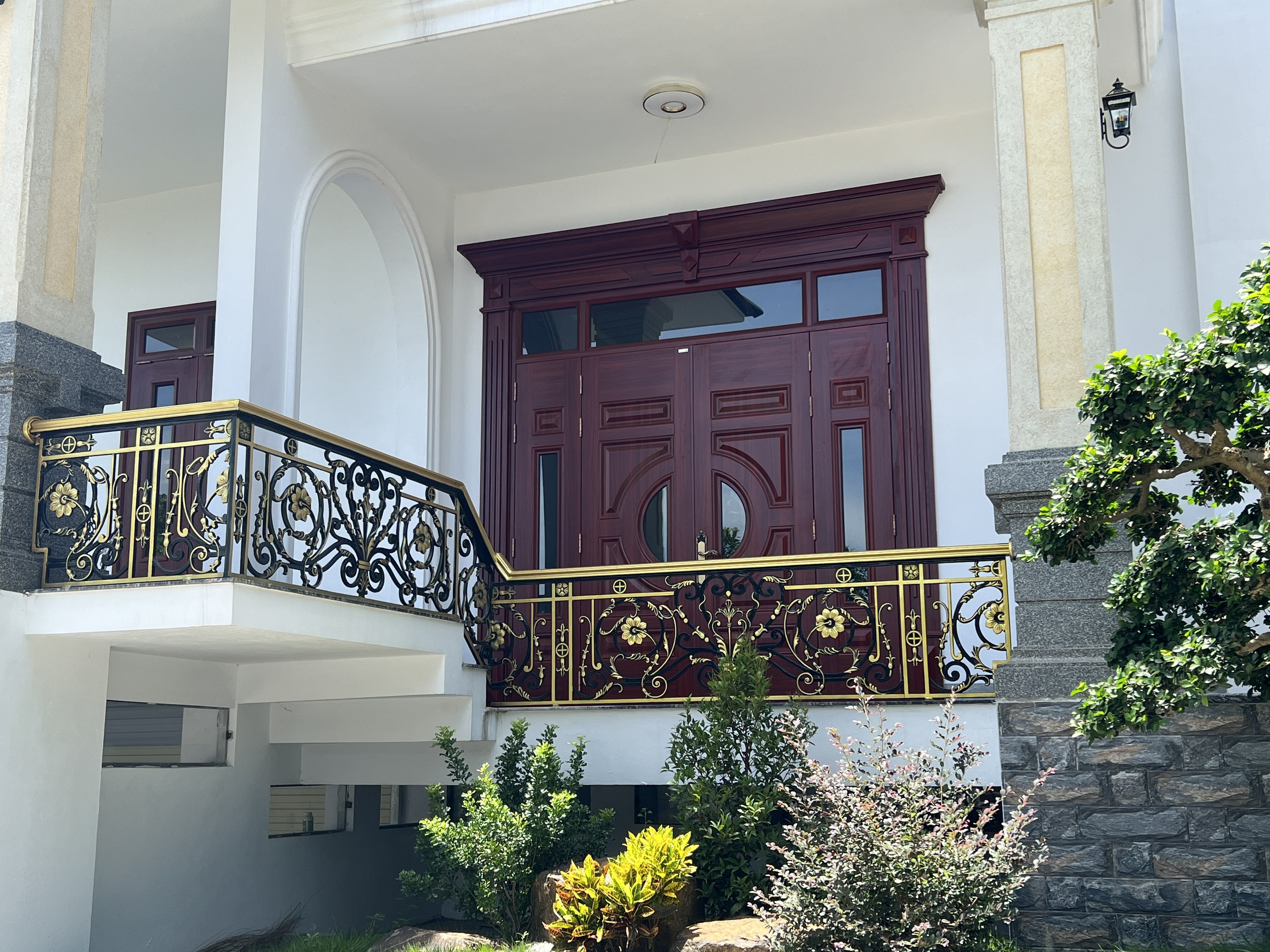 Ứng dụng cửa thép vân gỗ làm cửa ban công