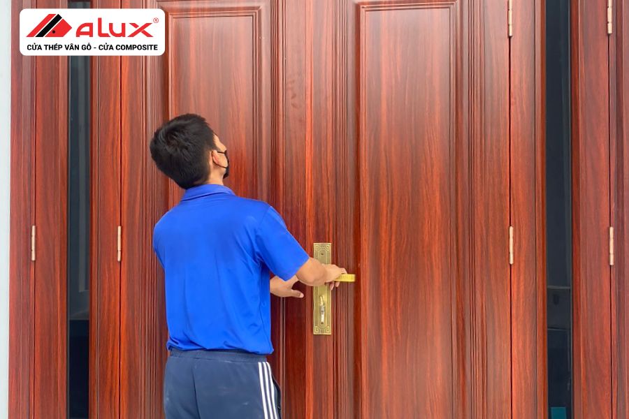 Mẹo Sử Dụng Và Bảo Quản Cửa Thép Vân Gỗ Giúp Kéo Dài Tuổi Thọ