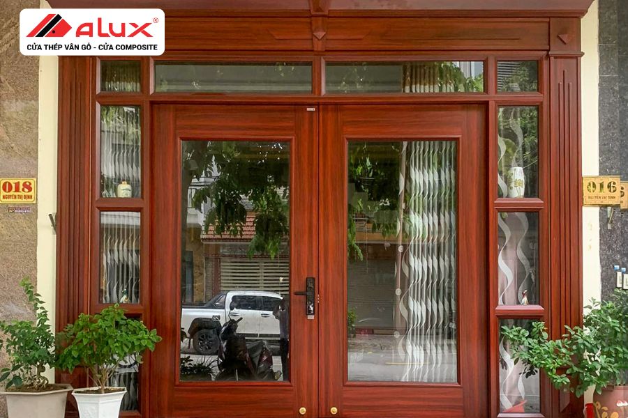 Có Nên Lựa Chọn Cửa Thép Vân Gỗ Có Kính