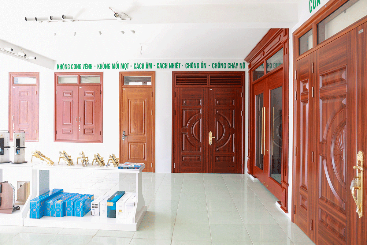 Kiểm tra thực tế showroom hoặc công trình mẫu