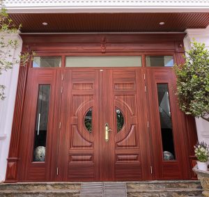 So sánh cửa thép vân gỗ và cửa gỗ tự nhiên: Nên chọn loại nào?