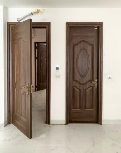 Cửa thép vân gỗ có dùng được cho cửa thông phòng không?