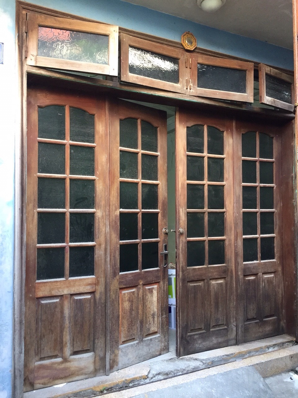 Cửa gỗ bị bạc màu sau nhiều năm sử dụng