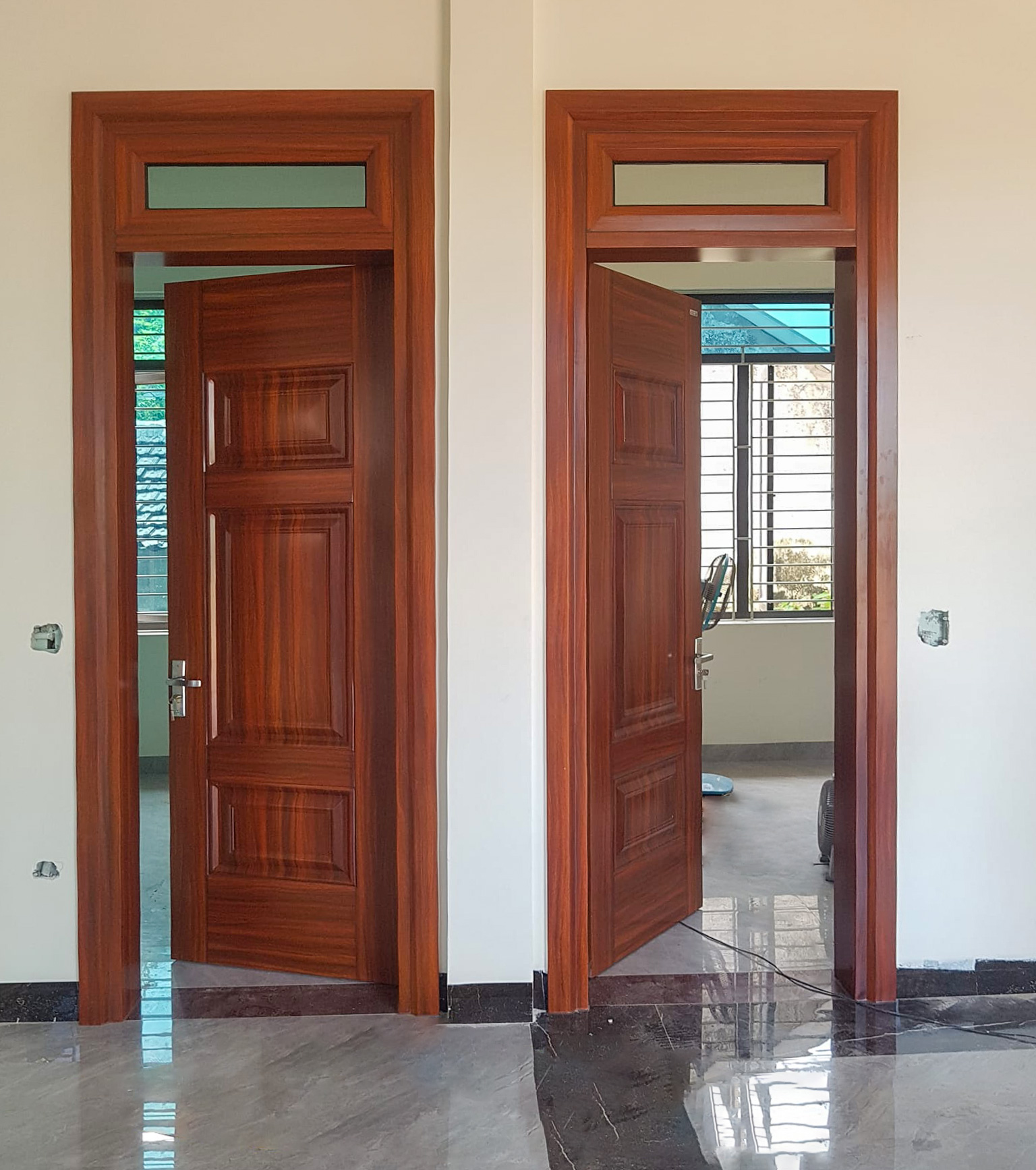 Cửa thép vân gỗ 1 cánh – Giải pháp tối ưu cho lối đi phụ & nhà nhỏ