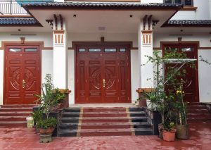 Nên chọn cửa thép vân gỗ hay cửa gỗ công nghiệp tại Bắc Giang?