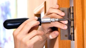6 Cách bảo quản và vệ sinh cửa thép vân gỗ để luôn như mới