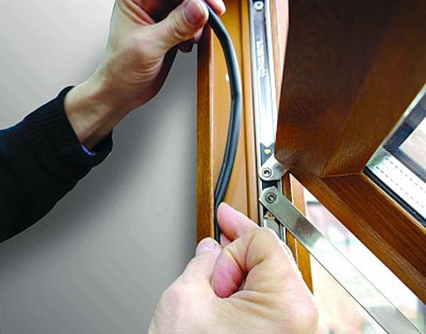 Kiểm tra định kỳ gioăng cao su và khung cửa