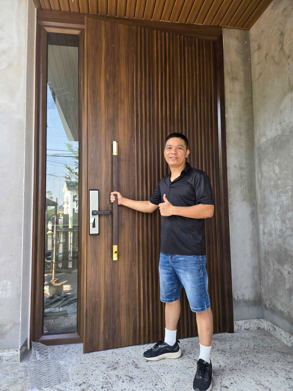 Mẫu cửa thép vân gỗ cho nhà phố