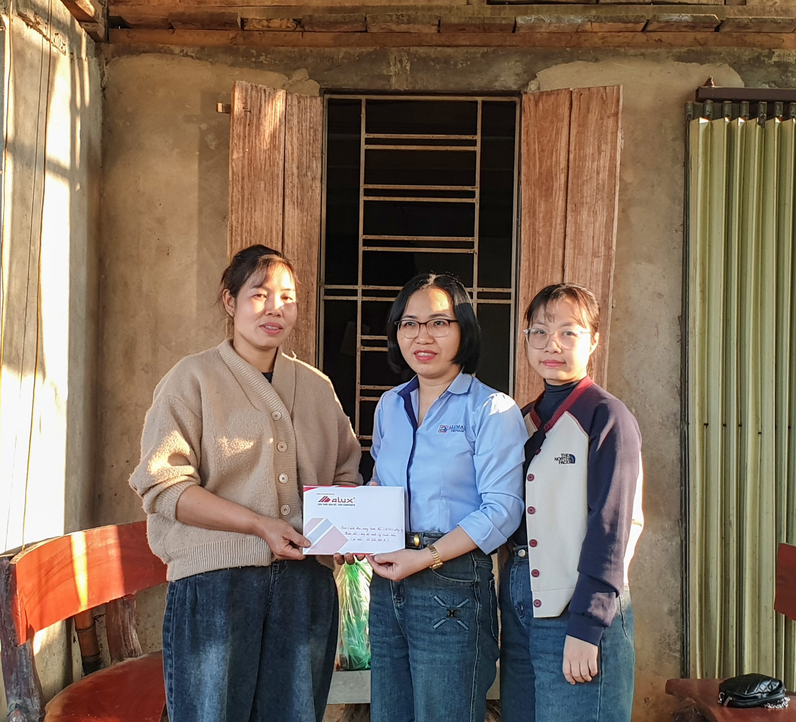 Alumax thăm hỏi, trao quà hỗ trợ gia đình Nhân viên khó khăn