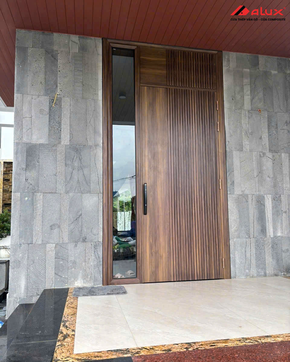Cửa thép vân gỗ 2 cánh lệch – Phù hợp với nhiều nhà phố hiện đại