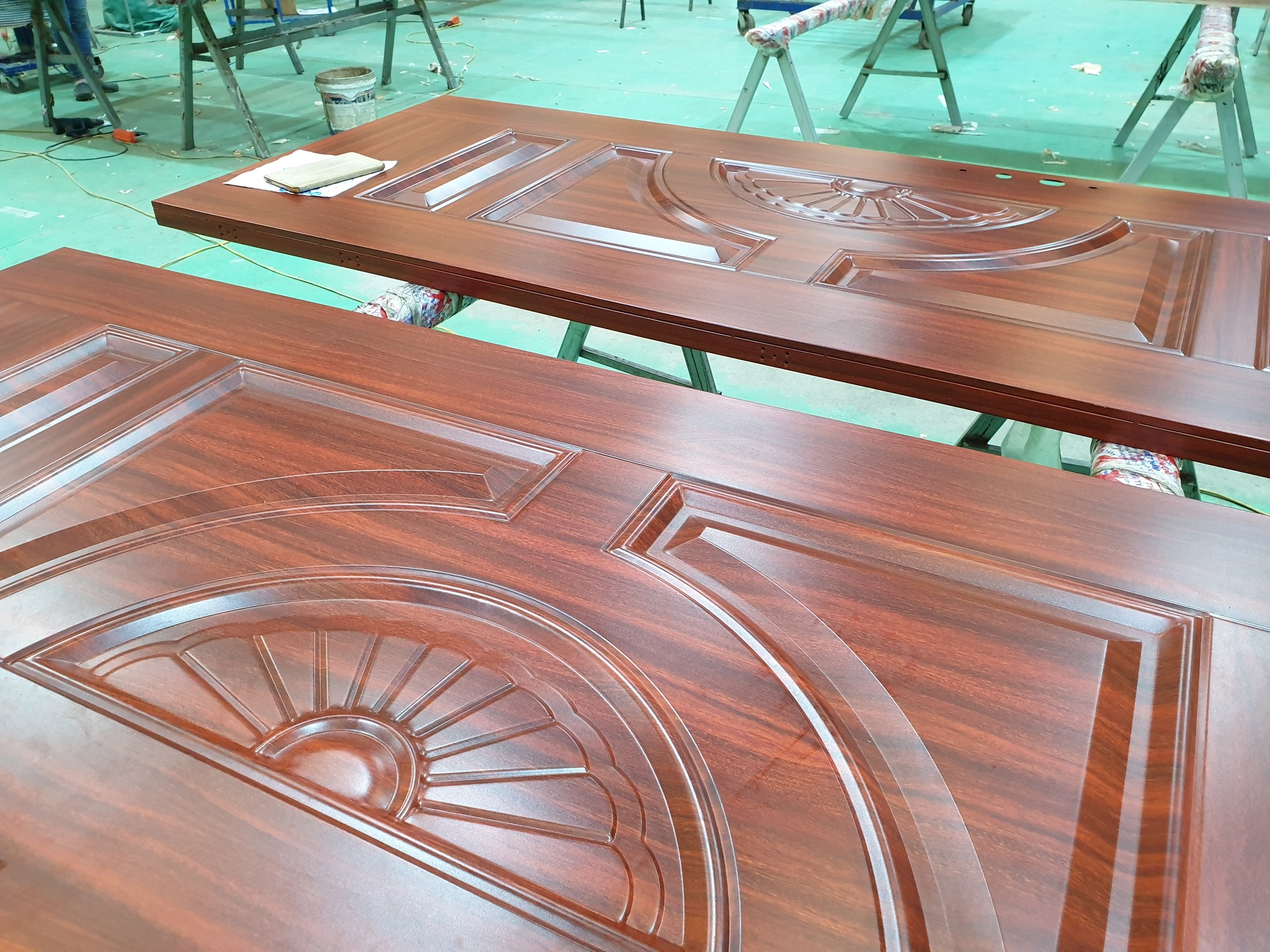 Lớp phim vân gỗ in chuyển nhiệt – Bảo vệ kép, tăng độ bền thẩm mỹ