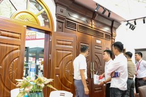 Cửa thép vân gỗ có đắt hơn cửa gỗ tự nhiên không?