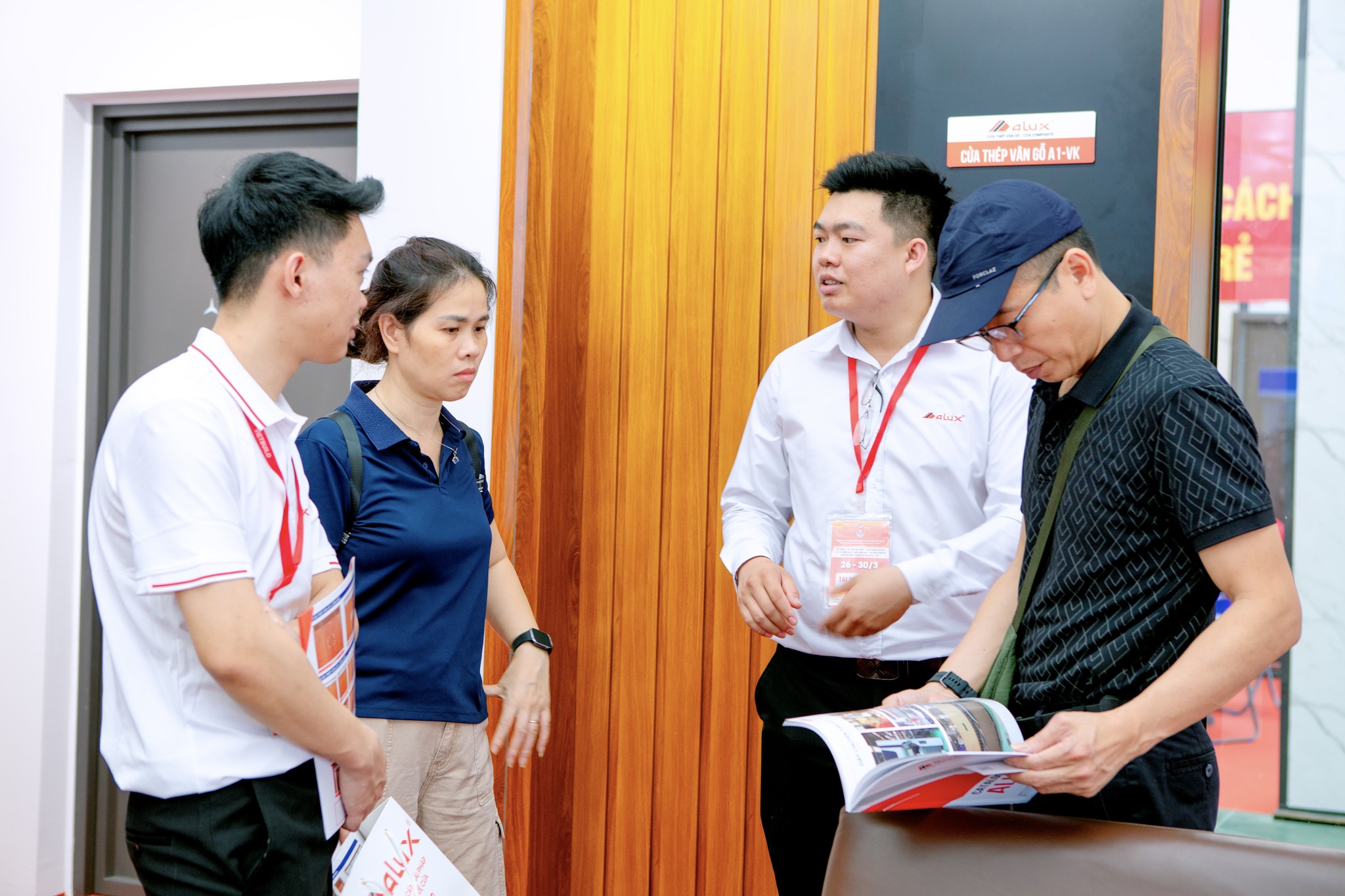 So sánh cửa thép vân gỗ và cửa nhôm vân gỗ chi tiết
