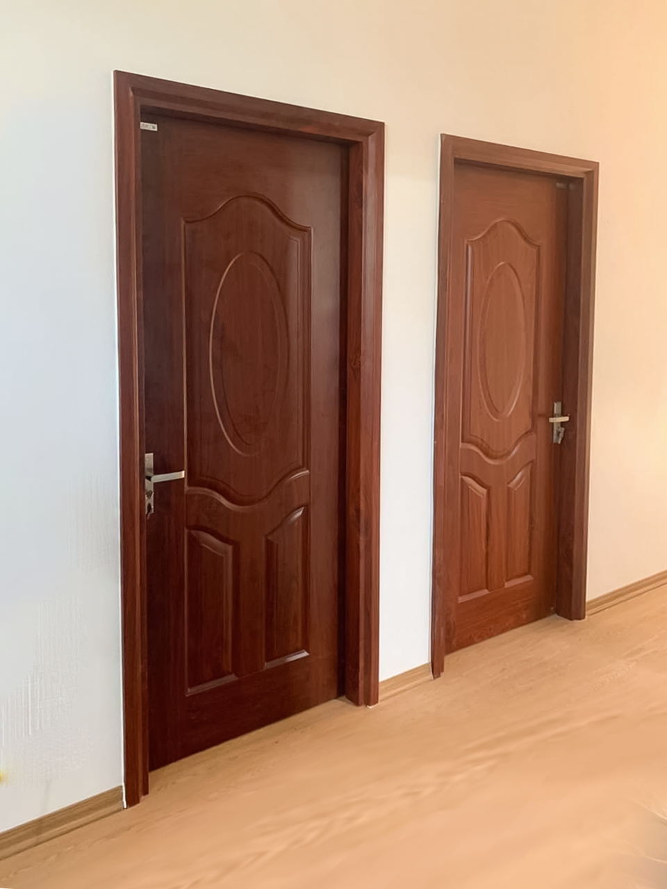 Vì sao cửa thép vân gỗ phù hợp làm cửa thông phòng?