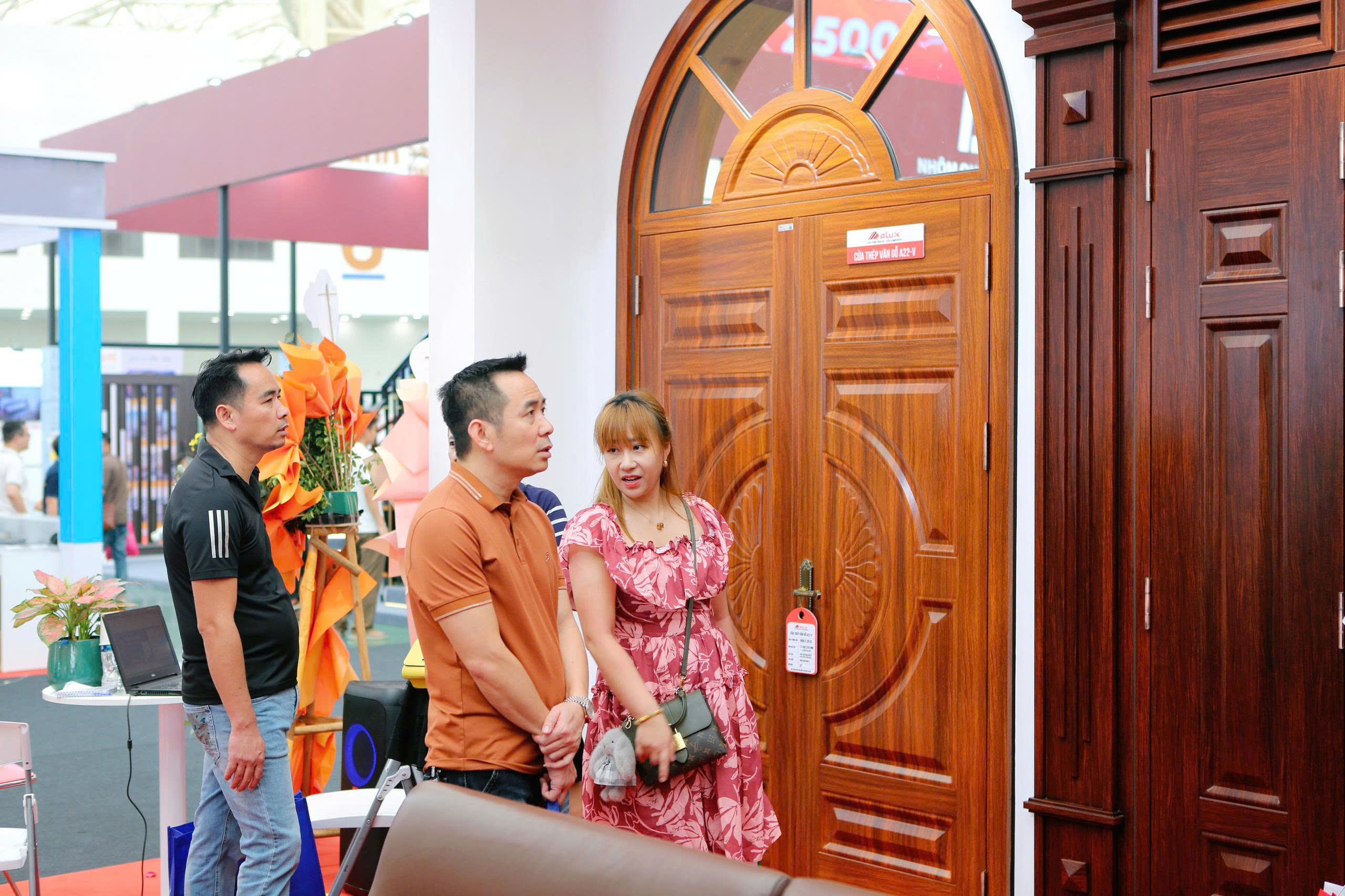 Nên chọn cửa nhôm vân gỗ hay cửa gỗ tự nhiên?