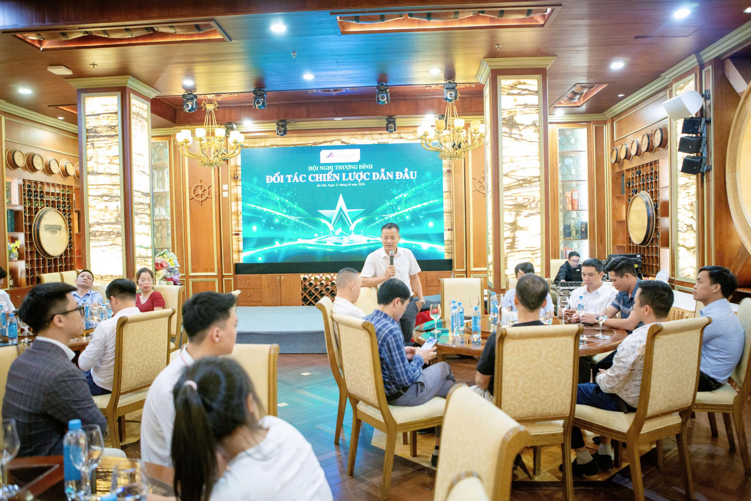 Cập nhật thông tin thị trường và cơ hội kinh doanh