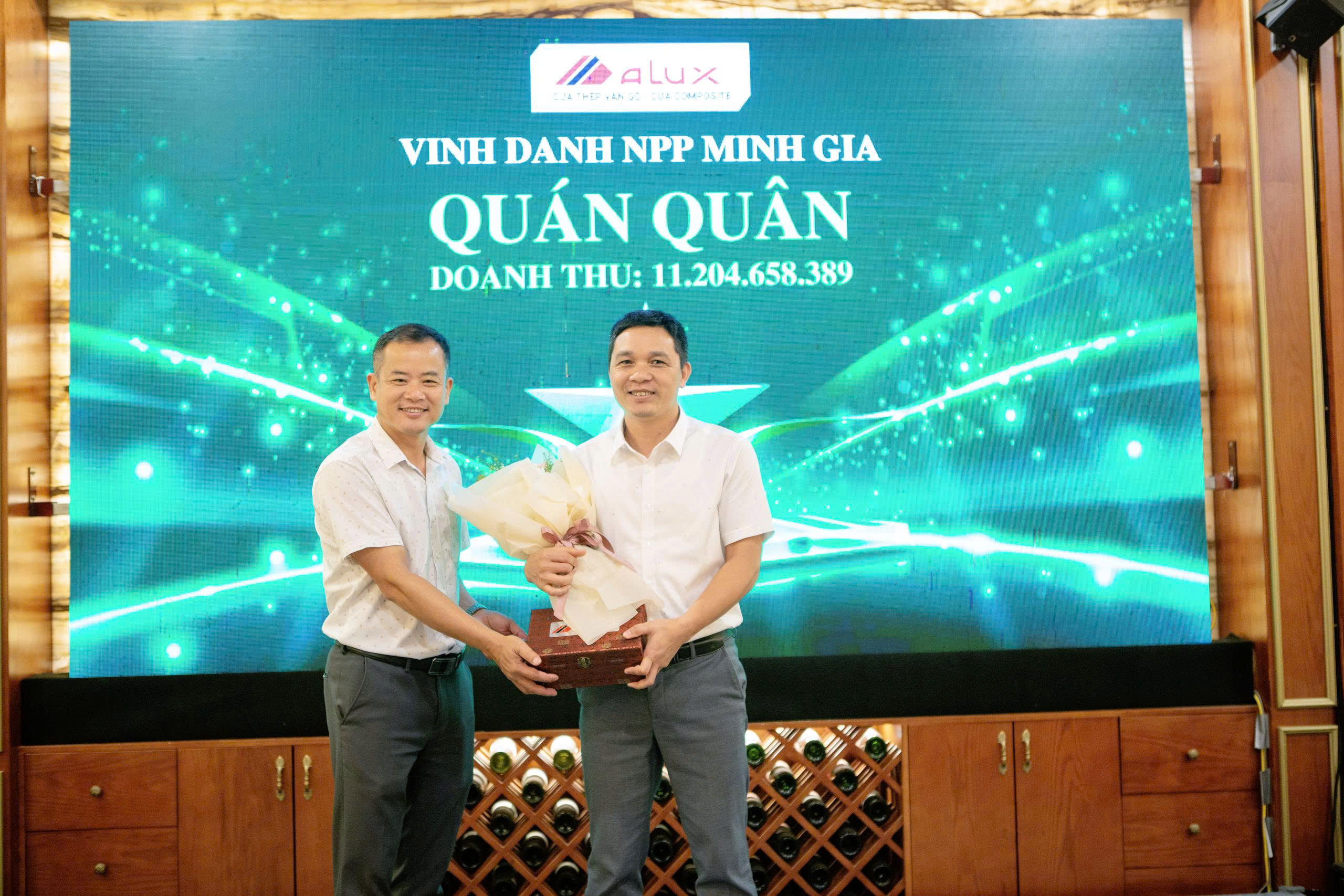 Trao giải Nhà phân phối Alux giải nhất Quán quân