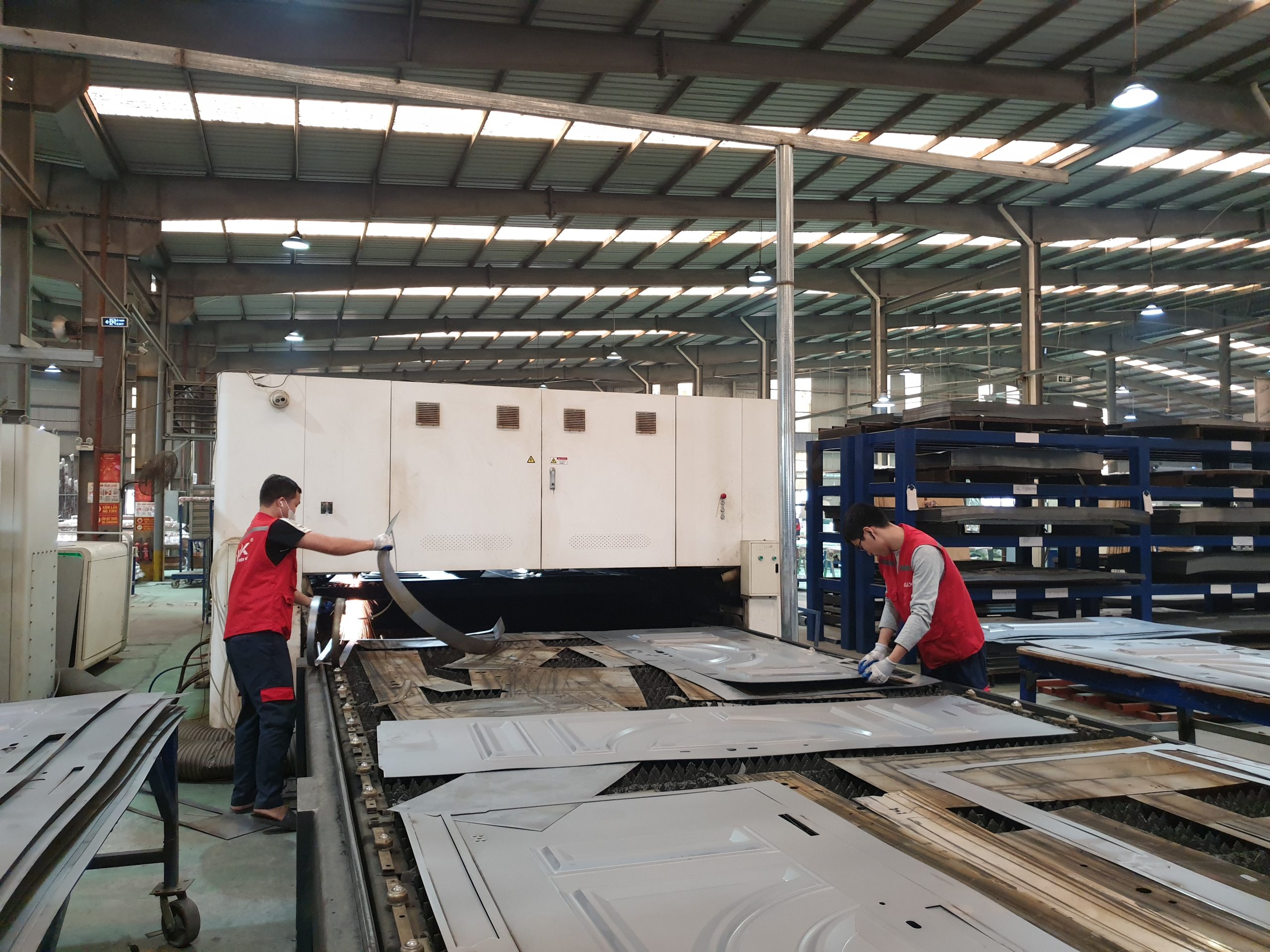 Có nên mua cửa thép vân gỗ trực tiếp từ nhà máy không?