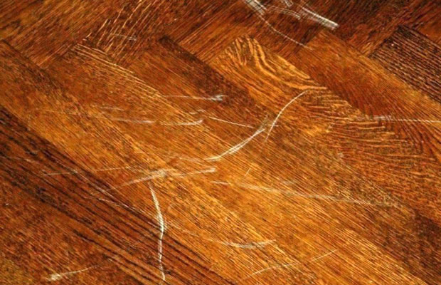Xác định mức độ trầy xước của cửa thép vân gỗ