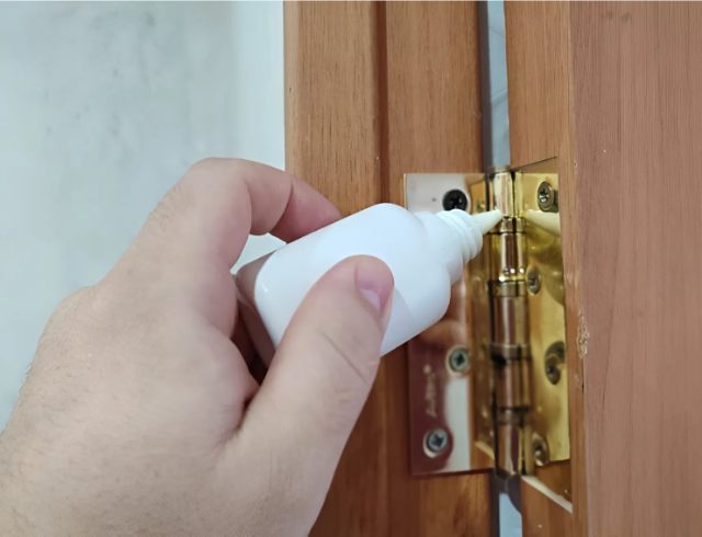Tra dầu bôi trơn bản lề