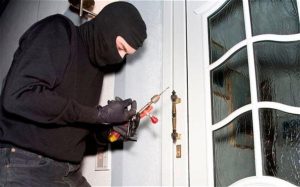 Cửa thép vân gỗ có chống trộm tốt hơn cửa gỗ không? 