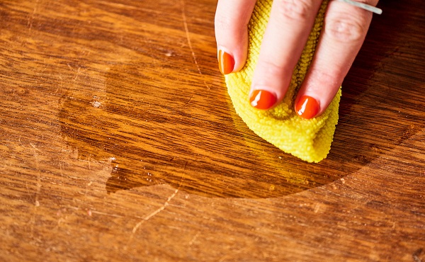 Làm sạch khu vực bị trầy xước