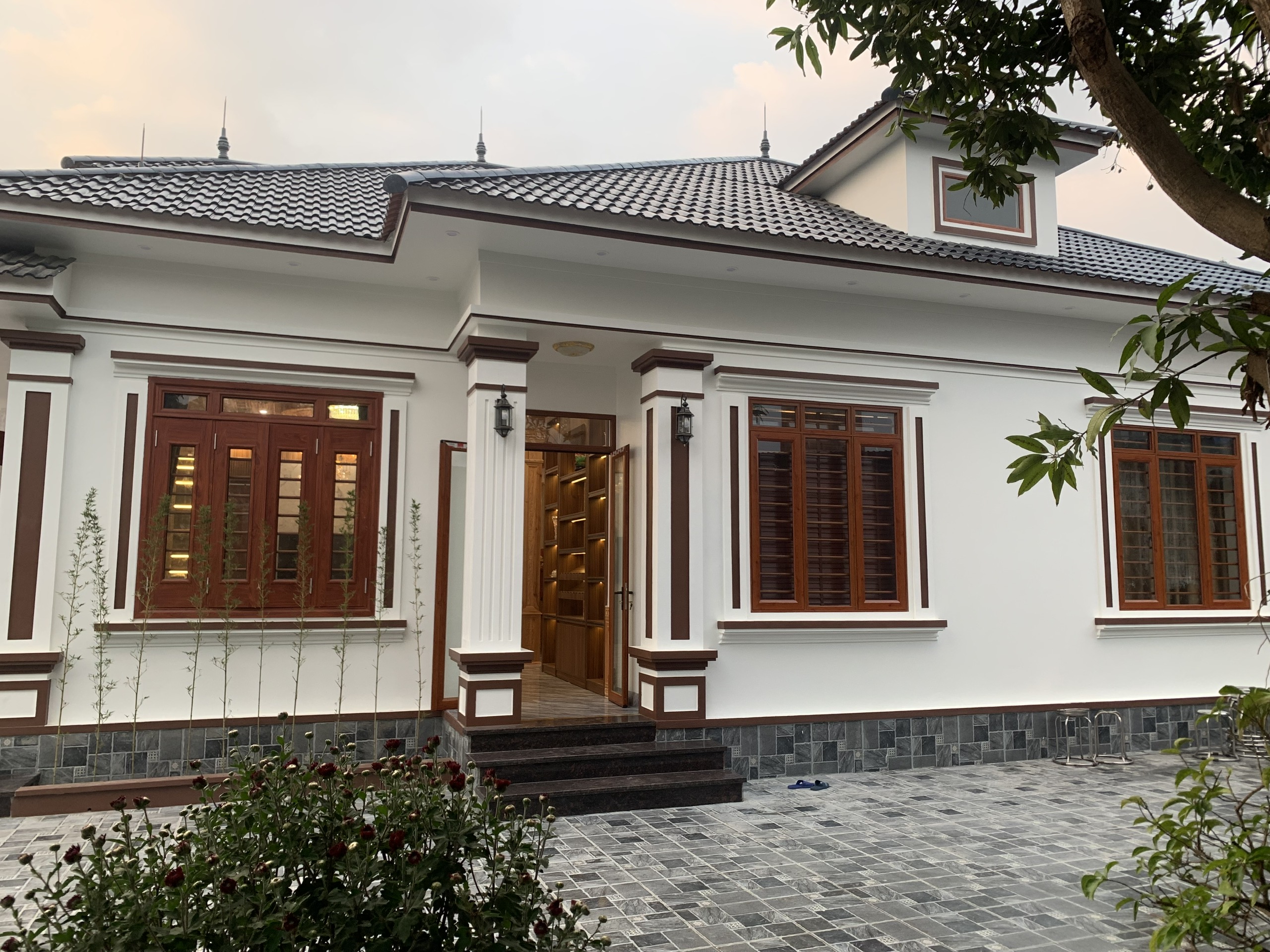 Vì sao cửa thép vân gỗ phù hợp với nhà cấp 4, nhà vườn?