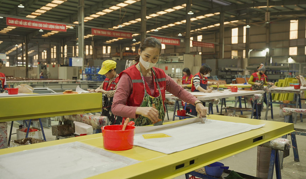 Công nhân nữ dán vân gỗ – 5 người