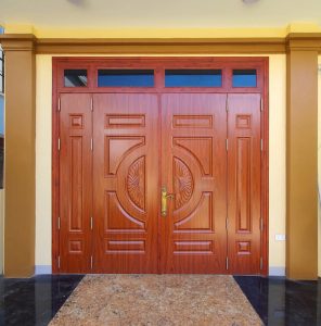 So sánh cửa nhôm vân gỗ và cửa gỗ tự nhiên: Giống gỗ đến đâu?