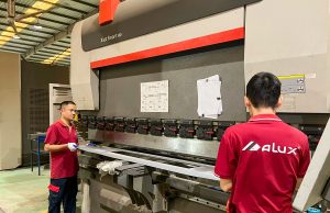 Quy trình sản xuất cửa thép vân gỗ Alux diễn ra như thế nào?