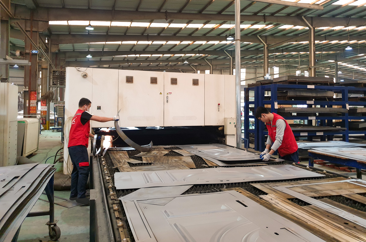 Gia công từng chi tiết để tạo nền tảng cho bộ cửa