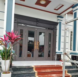 Cửa thép vân gỗ có ô kính lớn có đảm bảo an toàn không?