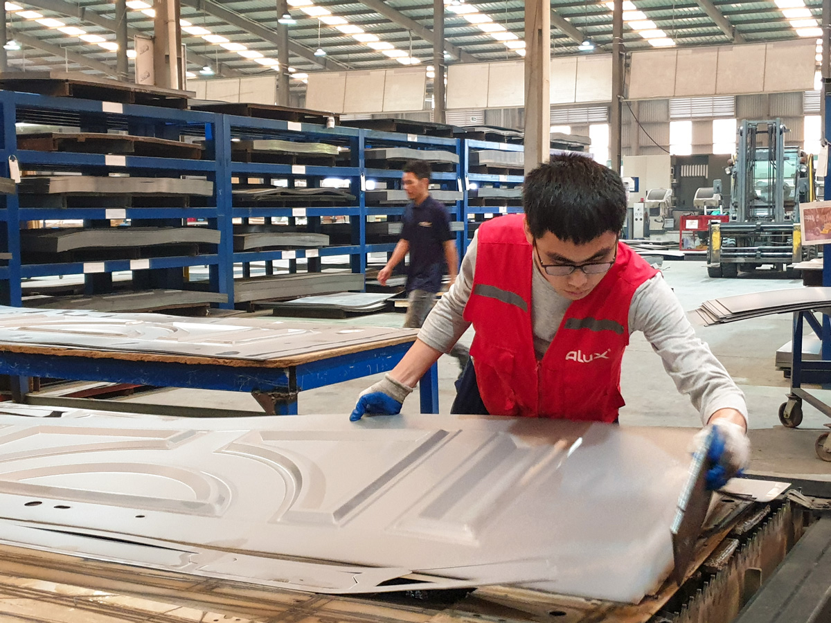 Từ tấm thép mạ điện đến bộ cửa hoàn thiện: Hành trình sản xuất tại Alux