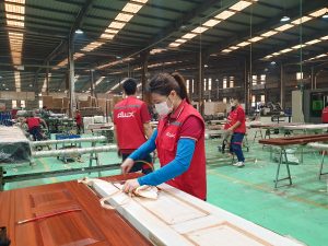 Màu cửa thép vân gỗ được kiểm soát thế nào tại nhà máy Alux?