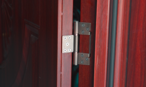 Vì sao cửa thép vân gỗ Alux sử dụng phụ kiện bằng inox 304?