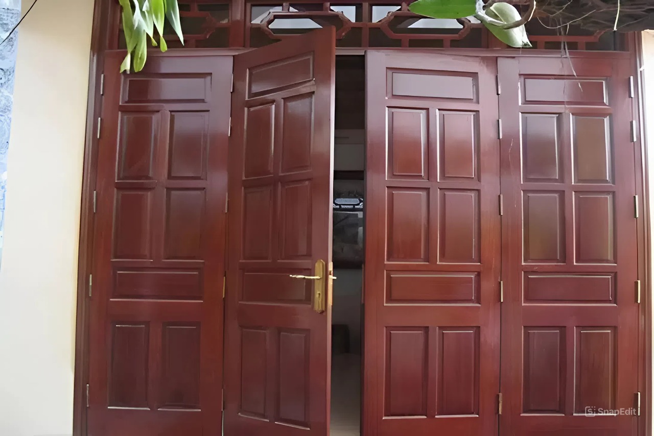 Vì sao cửa gỗ tự nhiên dễ bị cong vênh theo thời gian?