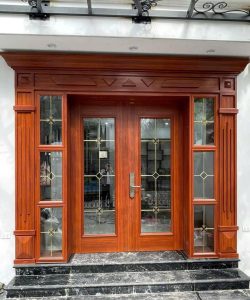 Khi nào nên chọn cửa thép vân gỗ thủy lực thay vì cửa pano đặc?