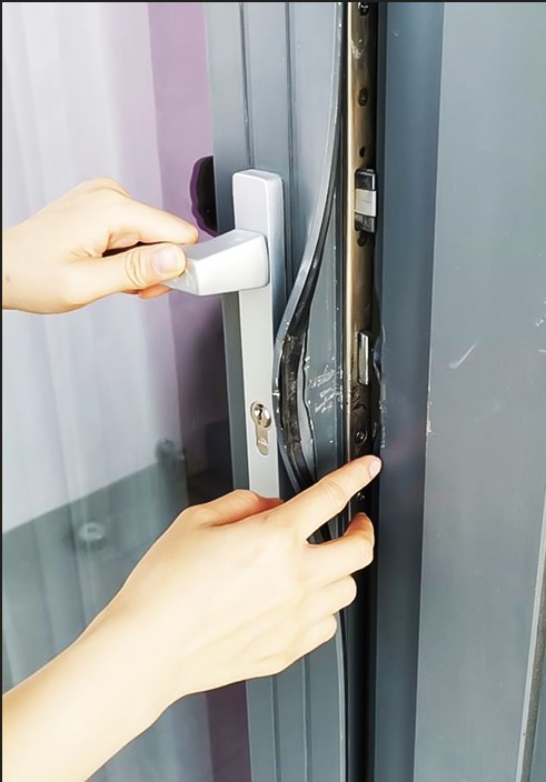 Cánh, khung và điểm khóa phải làm việc cùng nhau